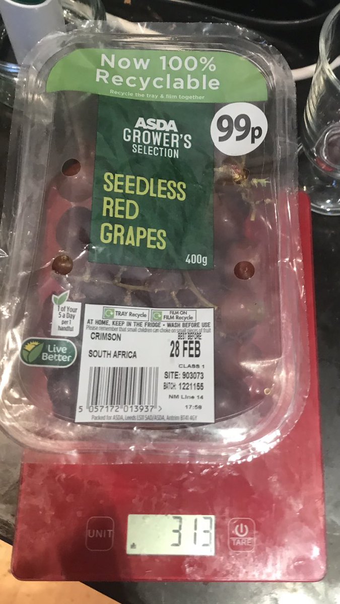 ASOTFanatic's tweet image. #asda @Joeblog47629051 #asda special on grapes bit light on the weigh scale 400g