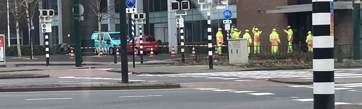 chriscleanbeam's tweet photo. In #Rijswijk wordt alles nog even doorgenomen door een hele groep @mpss_solutions verkeersregelaars. Succes! https://t.co/KgeAZWiZvg