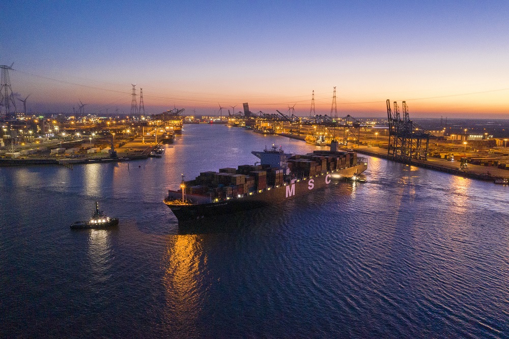 New record set! Yesterday, the MSC REGULUS entered the port of Antwerp with a draught of 15.7m. The first in a series of trial runs to increase the draught to 16m in order to continue to receive the largest ships. Read: newsroom.portofantwerp.com/port-of-antwer… #portofthefuture
📷<a href="/MSCCargo/">MSC Cargo</a>