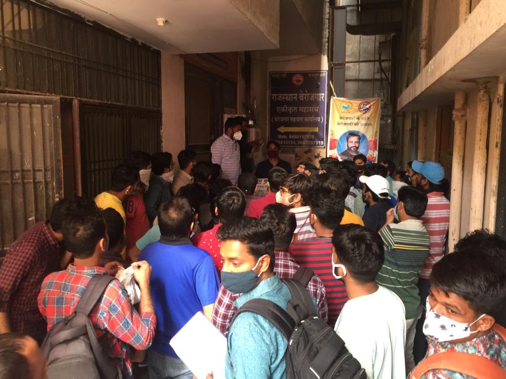 shyamraj08's tweet image. सरकारी बिजली निगमों की भर्ती परीक्षा में राजस्थान  GK का अंकभार ज्यादा नहीं होने और दूसरे राज्यों में केंद्र बनाने बेरोजगारों का विरोध प्रर्दशन

राजस्थान बेरोजगार एकीकृत महासंघ के कार्यालय के बाहर जुटे सैकड़ों बेरोजगार
@DrBDKalla2 
@TheUpenYadav 
@DrKirodilalBJP 
@hanumanbeniwal