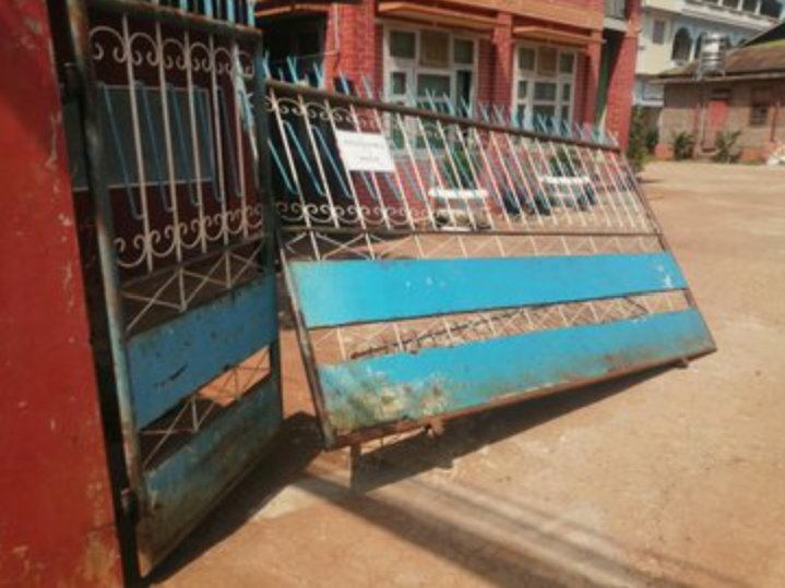 chou_haze's tweet photo. TERRORIST JUNTA 

In Lashio, riot police fired more than 10 shots, destroyed the church door and arrested eight people including pastors around 12PM

#WhatsHappeningInMyanmar #Mar1Coup https://t.co/gBnumFhXOZ