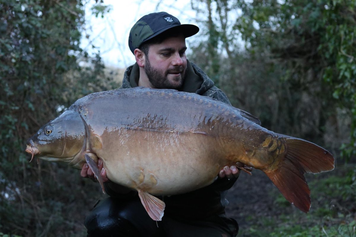 Well done to Ashley Caswell who banked himself a new PB recently on his first trip out on Mainline Baits. The fish was caught from the legendary Rodney Meadow weighing in at 39lb 8oz and fell to a Salty Squid Pop-Up fished over 1kg of 10mm Cell freezer bait! 

#MainlineBaits