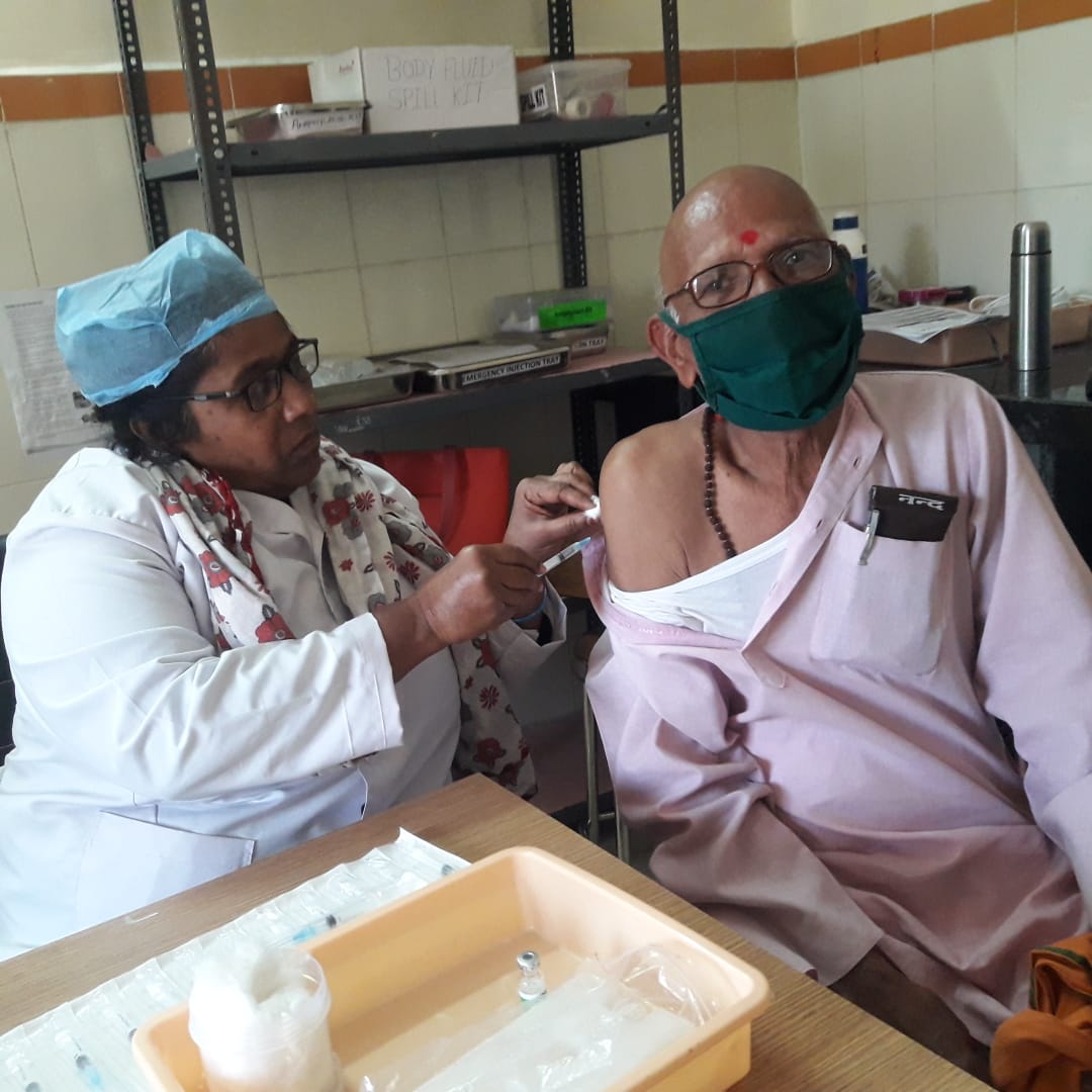 Drvijayendrak's tweet image. Today My Father took First dose of covid vaccine as per the Govt of india protocol.
हमे साथ चलना हे corona को हराना हे, देश को आगे बढ़ाना हे. 
#ItrustMyScientist
#ItrustMyNation
#ItrustMyPM
@narendramodi @PMOIndia @MoHFW_INDIA @sureshpprabhu @ChouhanShivraj