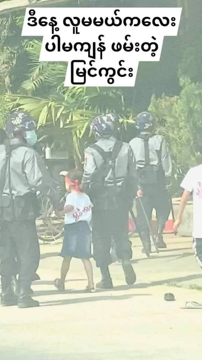SMTlwin's tweet photo. Myanmar polices are even catching the kids now! 

#WhatsHappeninglnMyanmar https://t.co/fClGcIxvno