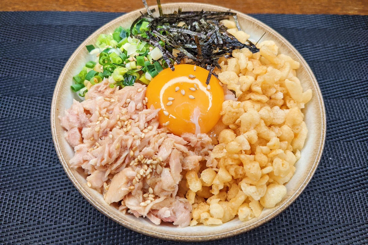 ポイントは2種類の調味料！ほぼ混ぜて乗せるだけの丼ものレシピ！