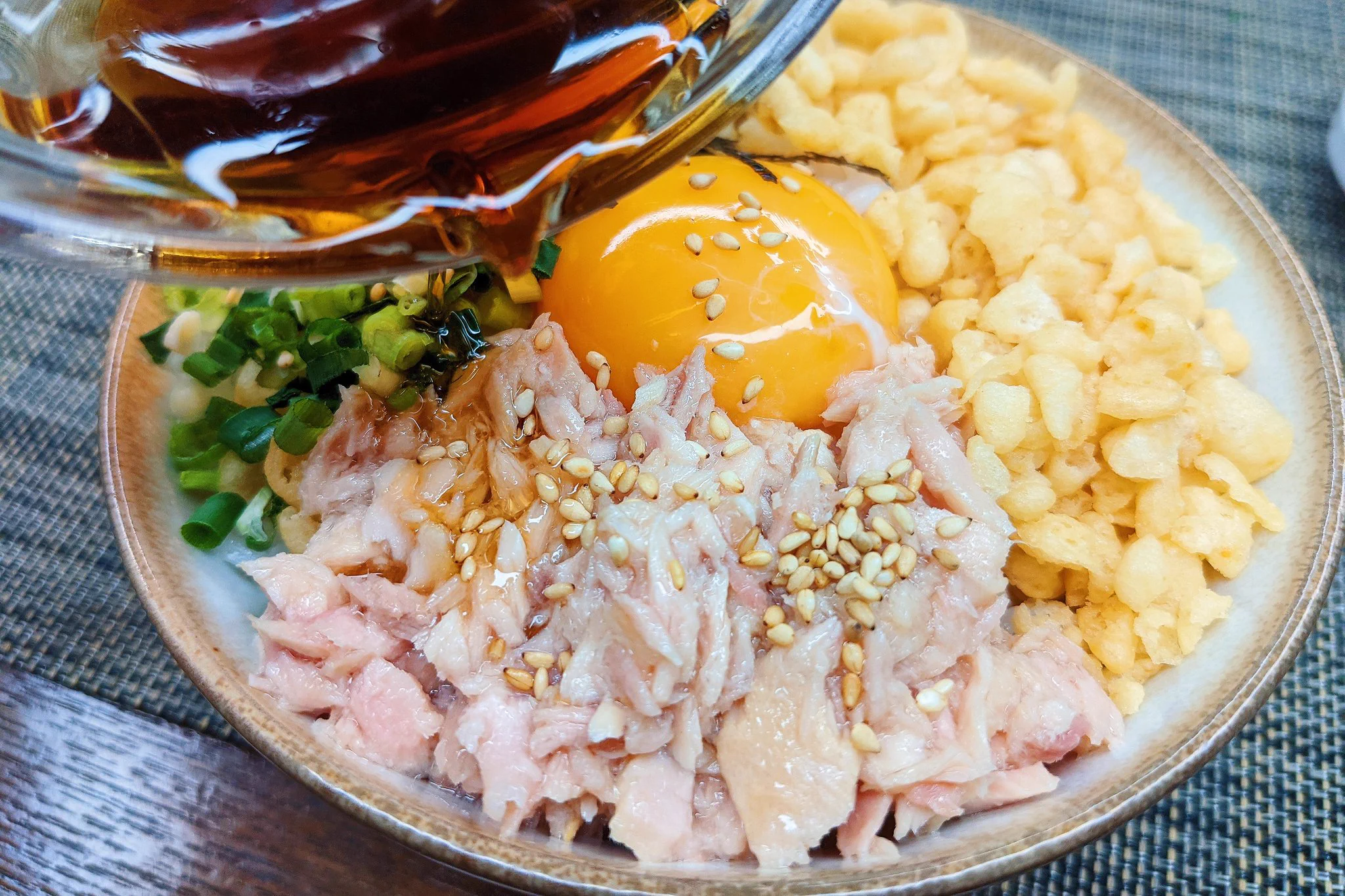 ポイントは2種類の調味料！ほぼ混ぜて乗せるだけの丼ものレシピ！