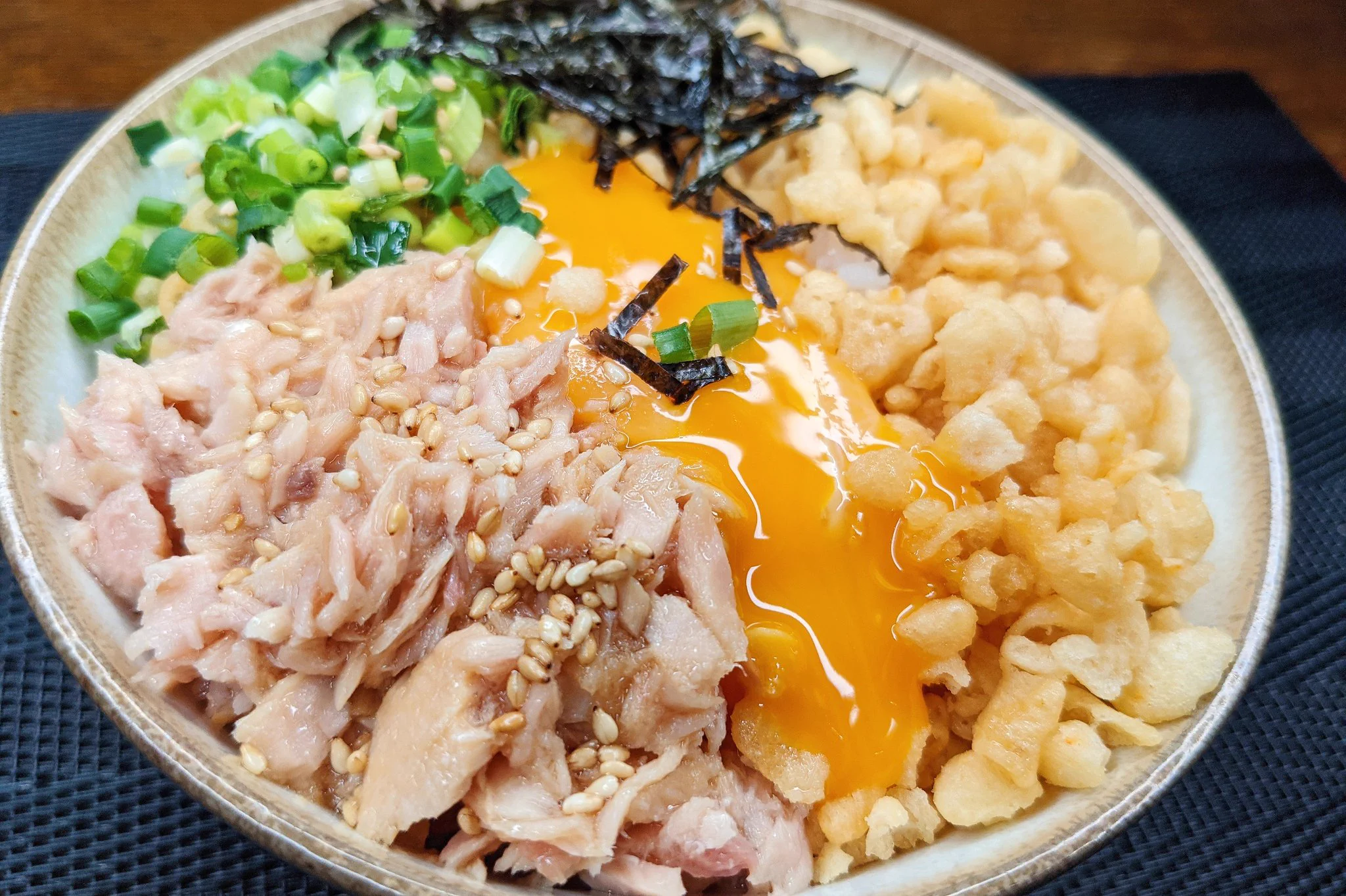 ポイントは2種類の調味料！ほぼ混ぜて乗せるだけの丼ものレシピ！