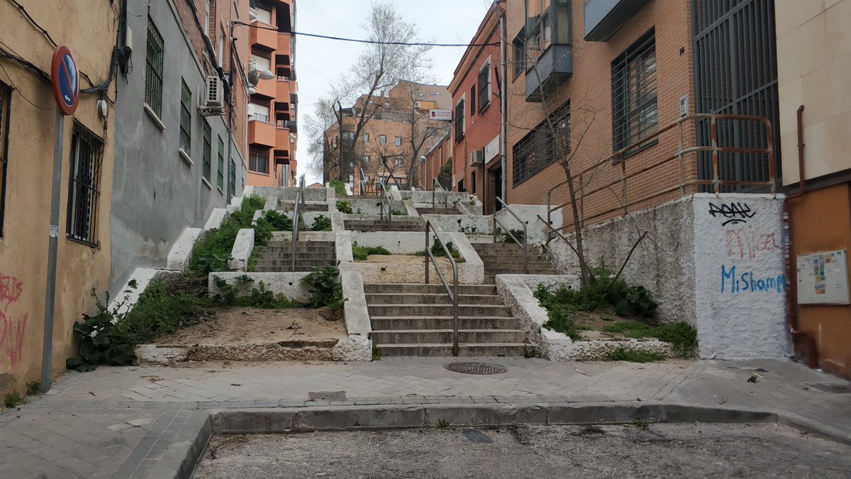 ramirezmascaro's tweet photo. Vivo en un barrio periférico de MADRID.

Cuando paseo con mi perra, siempre me llaman la atención ESTAS ESCALERAS.

Me recuerdan a una PIRÁMIDE MAYA o AZTECA.

Hace poco descubrí que esa similitud NO ES CASUAL.
#HILO 👇👇👇 https://t.co/62EeGDXVLF