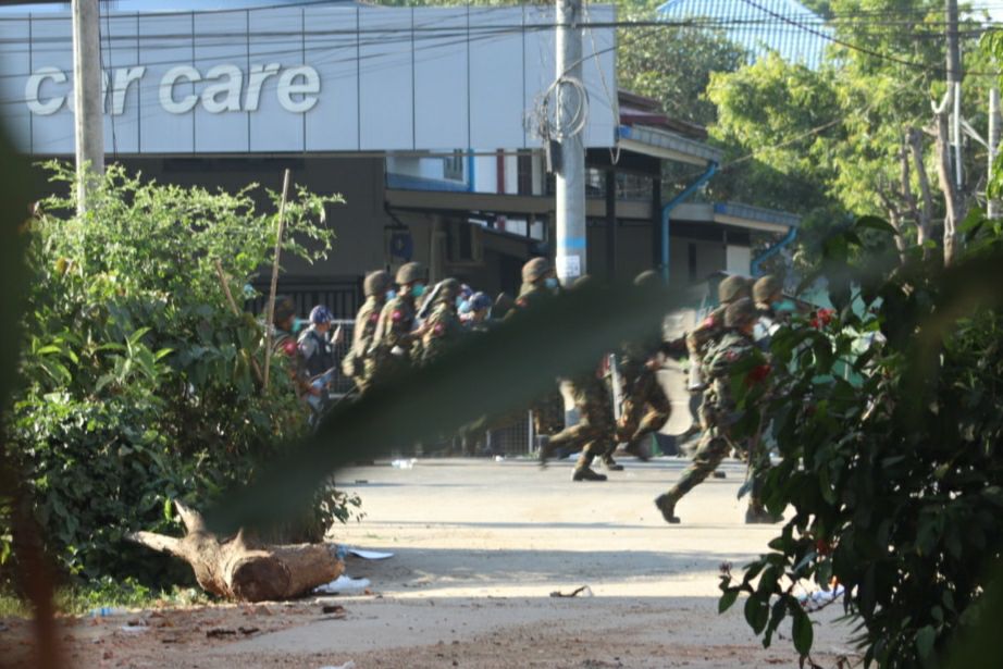 HappeningNow: 77 Division is seen today leading the forces to disperse the strike in north Dagon Township, Yangon. #WhatsHappeningInMyanmar