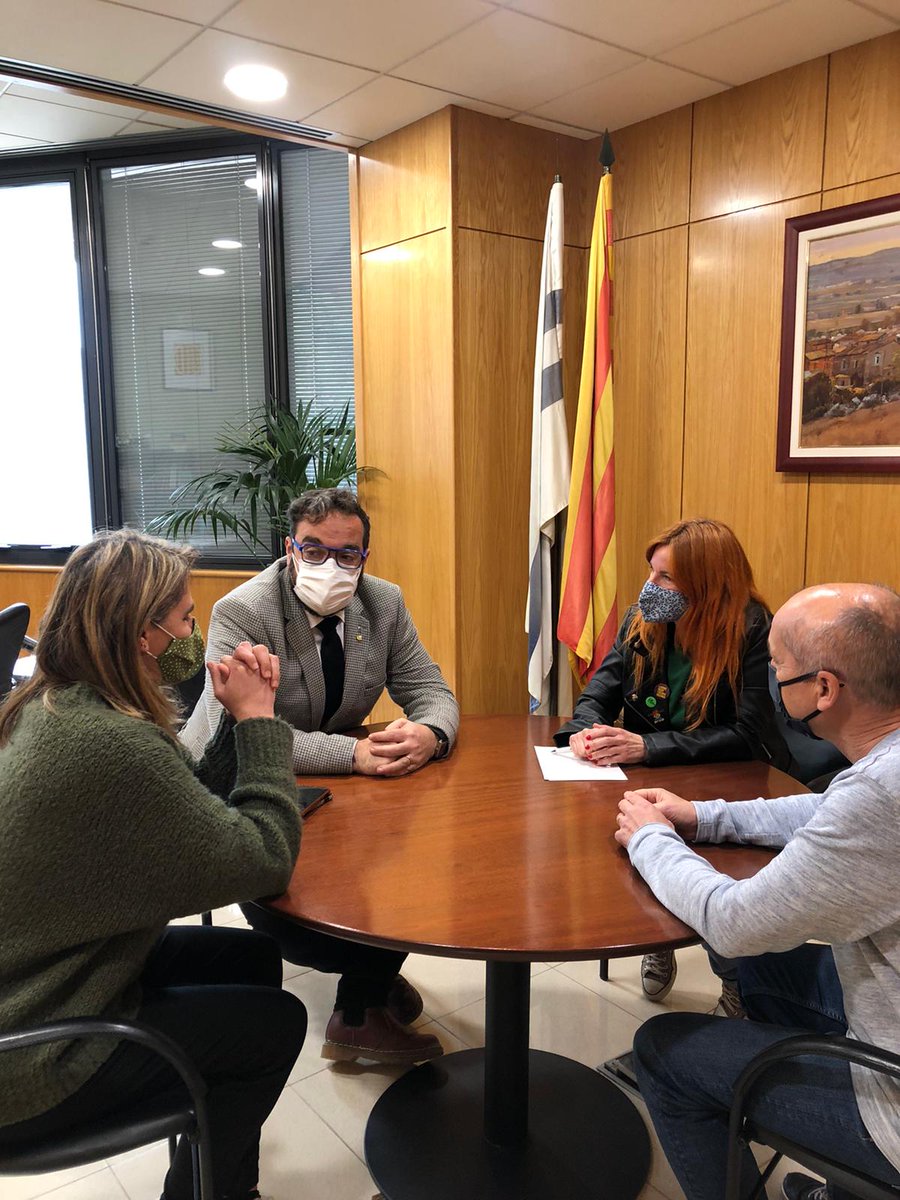 El #DelegatGovBcn <a href="/julifernandez/">julian🫵🏻</a> es reuneix  amb l'alcaldessa de #lliçàdevall, Marta Bertran <a href="/bertran_marta/">Marta Bertran Ramon</a>, i altres membres de govern per fer el seguiment de projectes compartits al municipi #VallèsOriental <a href="/ajllissadevall/">Ajuntament de Lliçà de Vall</a>