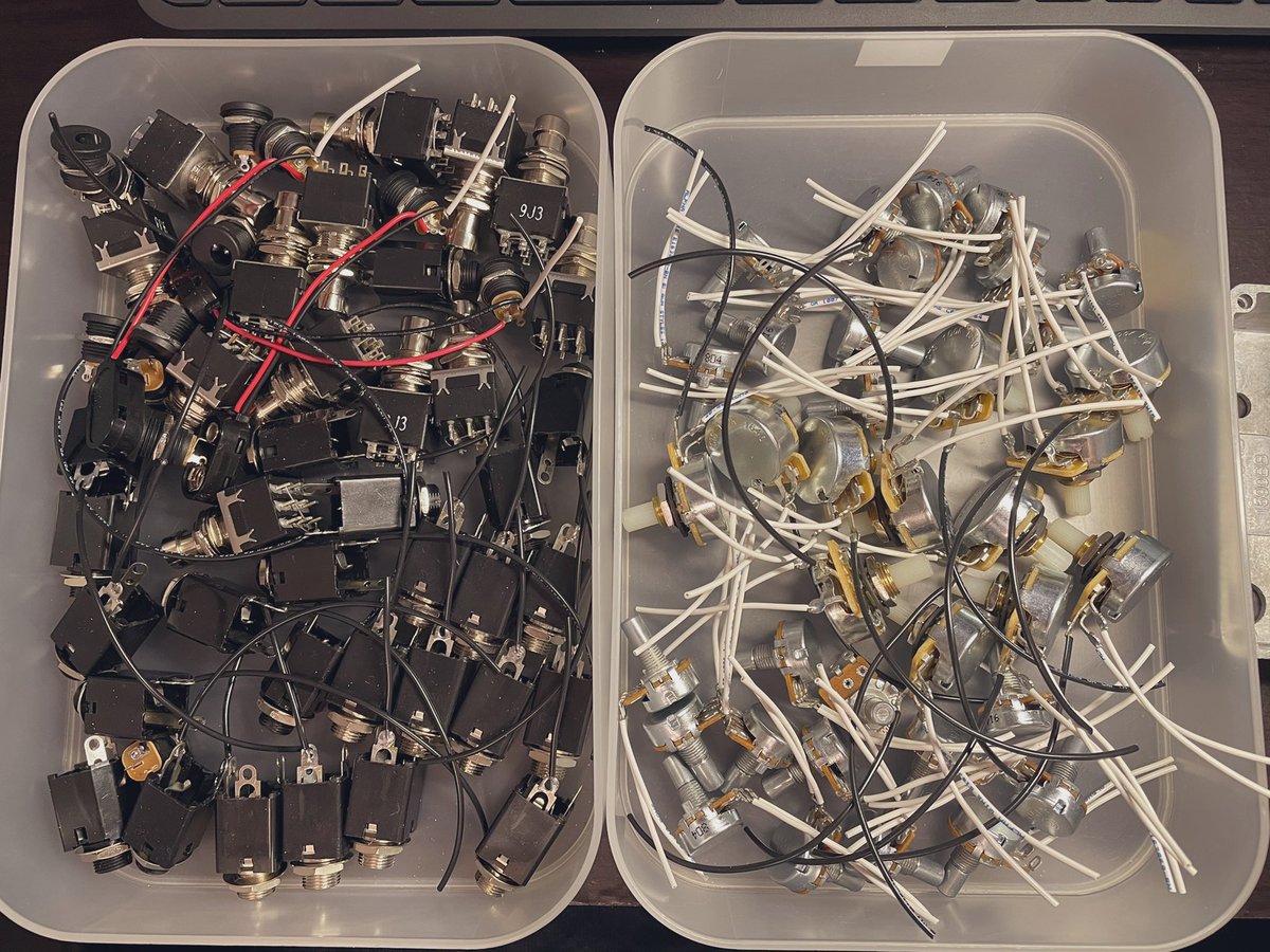 SoundMeta's tweet image. 花粉に負けながらも、
WIREDの仕込み作業してます。
この時期は窓を開けて部屋の換気を取るか、花粉の侵入を阻止するか悩みます。笑　
ヌマサワ

#エフェクター #ハンドメイド #ハンダ #RAT #ディストーション #花粉症