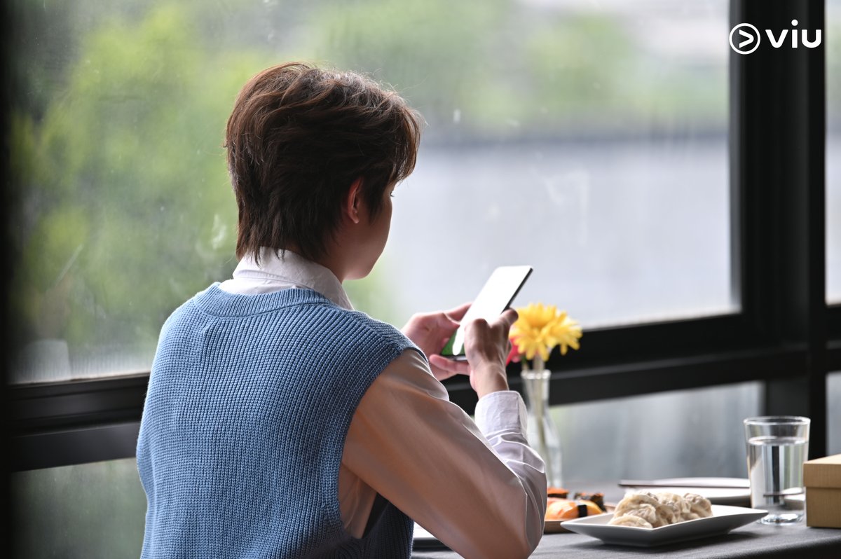 เอ๋ ใครกันน้า ที่นั่งกดโทรศัพท์คนเดียว ของกินเต็มโต๊ะ เหมือนจะกำลังรอใครสักคนอยู่ ว่าแต่คนนั้นคือใครกันเนี่ย 😆 ?

#CloseFriendโคตรแฟน