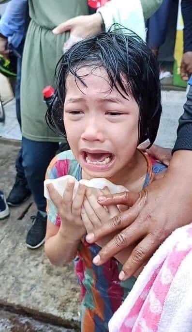 GraceOo16's tweet photo. @TostevinM They shoot tear gas into house for no reason.  She is just a kid 😢 https://t.co/Ulyn77DP9p