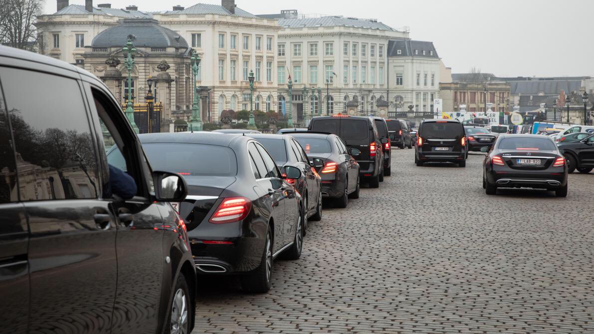 schepersluc64's tweet image. De #progressieve Brusselse regering wil het gebruik van #smartphones in Brusselse #Uber taxi’s verbieden. Het gebruik van vuurpijlen om een taxirit aan te kondigen lijkt me een interessant alternatief.