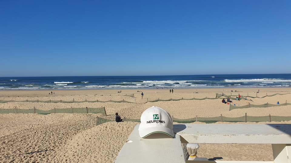 [APERÇU…] sur la plage de Moliets-et-Maa, dans les Landes, où la casquette NEURONES a profité des températures très douces pour la saison. #France #vacances #MolietsetMaa #Landes #SudOuest #Surf #plage #soleil #casquette #picoftheday #realpic #photos #paysage #oceans