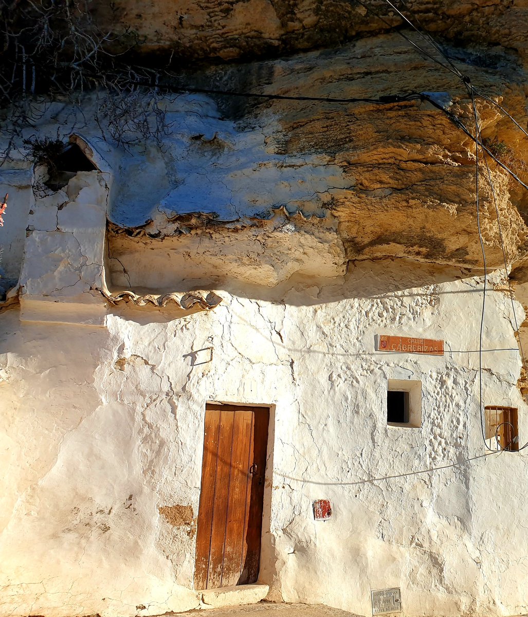 universoesquizo's tweet photo. Setenil de las Bodegas. Guiños de otro tiempo. https://t.co/rlJhZUeLOg