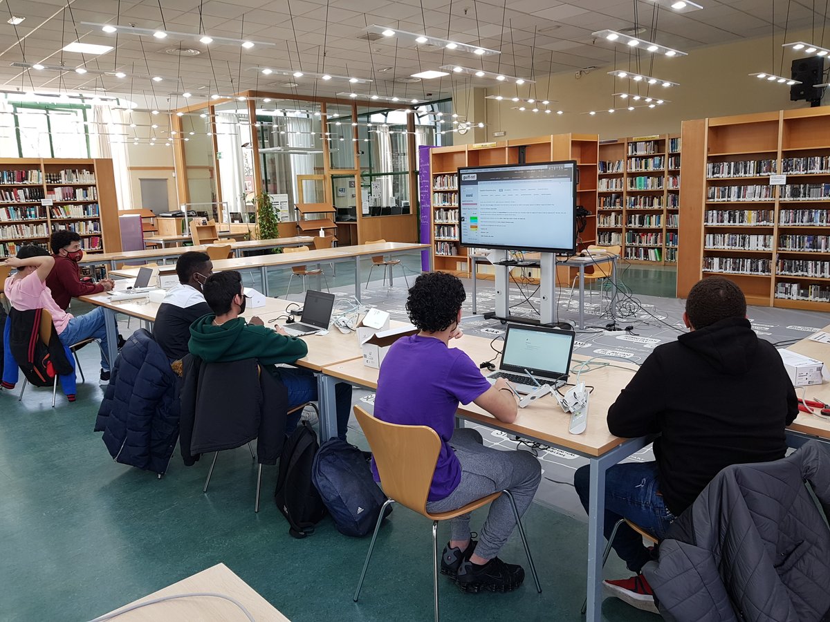 Iniciamos en #SanCristóbal el proceso para dar conectividad a familias en situación #vulnerable reduciendo la #BrechaDigital Gracias al apoyo de <a href="/FMontemadrid/">Fundación Montemadrid</a>  para la localización y a los jóvenes de #GIRAJóvenes que hemos formado como instaladores <a href="/CocaCola_es/">Coca-Cola España</a> <a href="/CocaColaEP_es/">Coca-Cola EP Iberia</a>