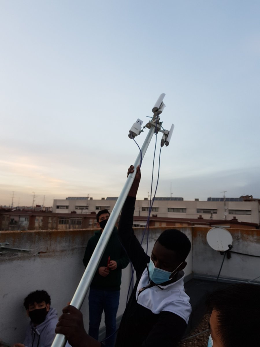 communitifi_org's tweet photo. Iniciamos en #SanCristóbal el proceso para dar conectividad a familias en situación #vulnerable reduciendo la #BrechaDigital Gracias al apoyo de @FMontemadrid  para la localización y a los jóvenes de #GIRAJóvenes que hemos formado como instaladores @CocaCola_es @CocaColaEP_es https://t.co/Q8RFFh0arZ
