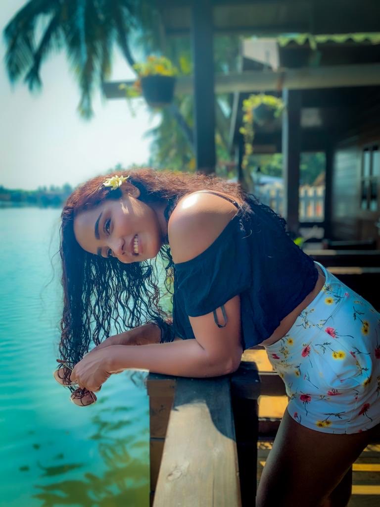 TuhinaDasOff's tweet photo. Sunshine on my shoulders makes me happy.
#summerisuponus #trendingwithtuhina #fashionablymotivating https://t.co/1AB0AAiQzK