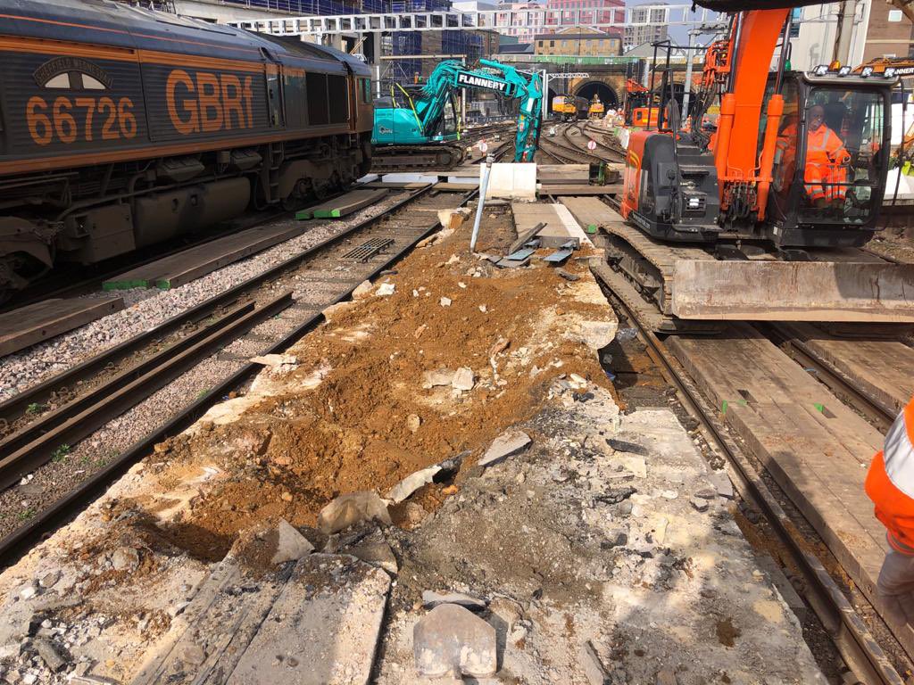 Jay_Tee71's tweet image. 👷🏻‍♀️ holy smoke! Look away if you’re sensitive... we’ve smashed the hell out of those Kings Cross platforms already! Go @PodTrak  Stage2 straight in!! We are #ProjectSpeed #KingsUncrossed @rail @LNER @NetworkRailKGX
