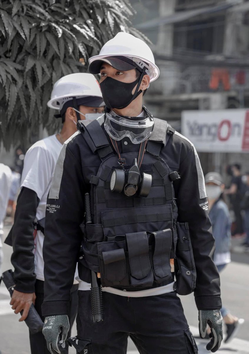 PorcelainJb's tweet photo. Junta's polices are trying to capture Myanmar Star Paing Takhon who bravely fights for Democracy from the front line of protester groups.#WhatsHappeningInMyanmar #March1Coup @bbcburmese #PaingTakhon #MilkTeaAlliance #OpCCP https://t.co/H56Uc74OUu