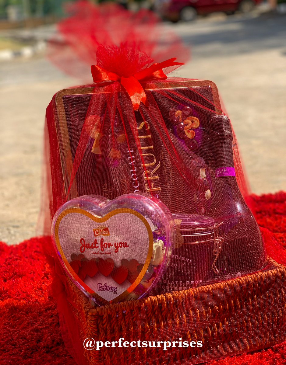 PerfectSuprises's tweet photo. This beauty goes for 40k only😊
Huge box of cookies 
Box of chocolates
A bottle of wine 
A cute card
A luxury biscuits 
Send a dm to place your order 
#giftideas 
#suprisepackage
#AbujaTwitterCommunity 
#lagosandabuja https://t.co/hZQluxsK6J
