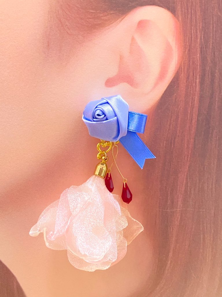 rukixxx's tweet photo. 【第五人格🦋イメージアクセ】

   🩰調香師 / 赤い靴

ドレッシースタイルシリーズの新作、ウィラちゃんの演繹の星衣装イメージです🥰
コーラルピンクとアイボリーの軽やかなフリルタッセルと、衣装タイトルでもある赤い靴のようなスワロをあしらい、踊る足元をイメージしています🩰

#CANOPUSworks https://t.co/TfwvVYQJ8g