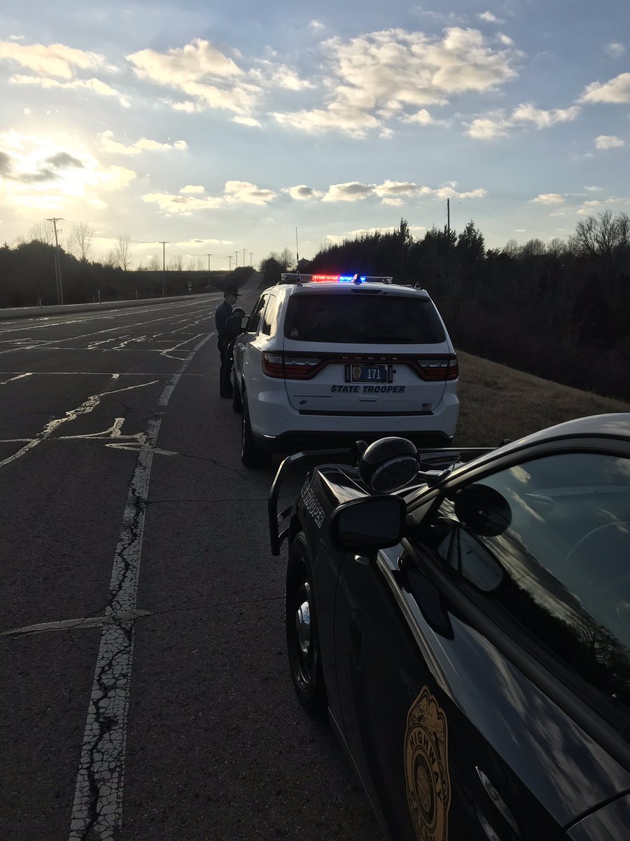 KHPEnEspanol's tweet photo. ¡Fin de semana occupado para Troopers! Algunas grandes velocidades y grandes multas. Otro conductor fue arrestado después de una persecución y se descubrió que estaba ebrio. @kshighwaypatrol https://t.co/bn3rWyYmq7