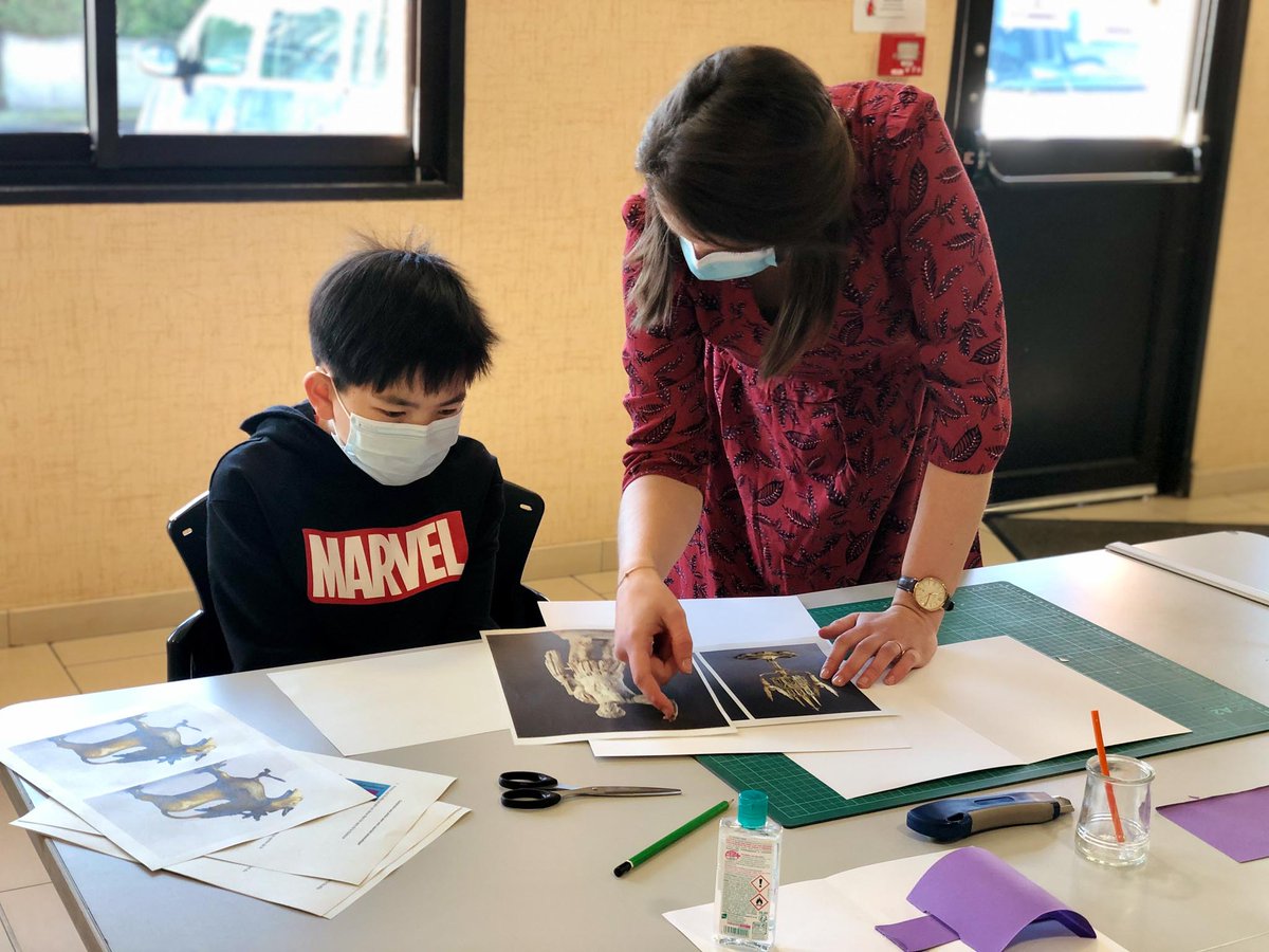 villehulluch's tweet photo. En partenariat avec le @MuseeLouvreLens, les jeunes du CAJ d'#Hulluch ont été initiés à l’art du pliage et ont réalisé leurs propres illustrations en 3D qui se déplient lorsqu’on ouvre les pages 👉 #PopUp
Un véritable moment d’évasion ❤️ https://t.co/sGMIwwP0Qz