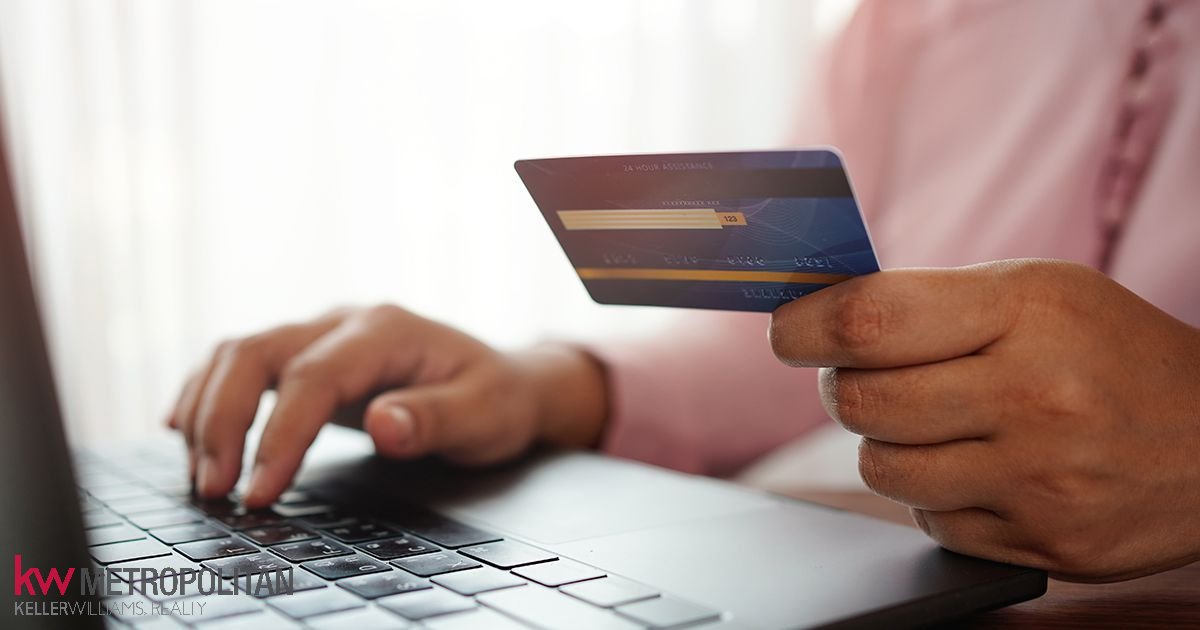 kzarella's tweet photo. Holiday season 🎃🍗⛄ means shopping season 💰💳💸, but don’t let all the amazing deals put your credit score in danger. Be sure to know your credit limits, set a budget, and stick to it as you check the names off of your gift list.

What’s your holiday season shopping strategy? https://t.co/OhcbXtoxl7