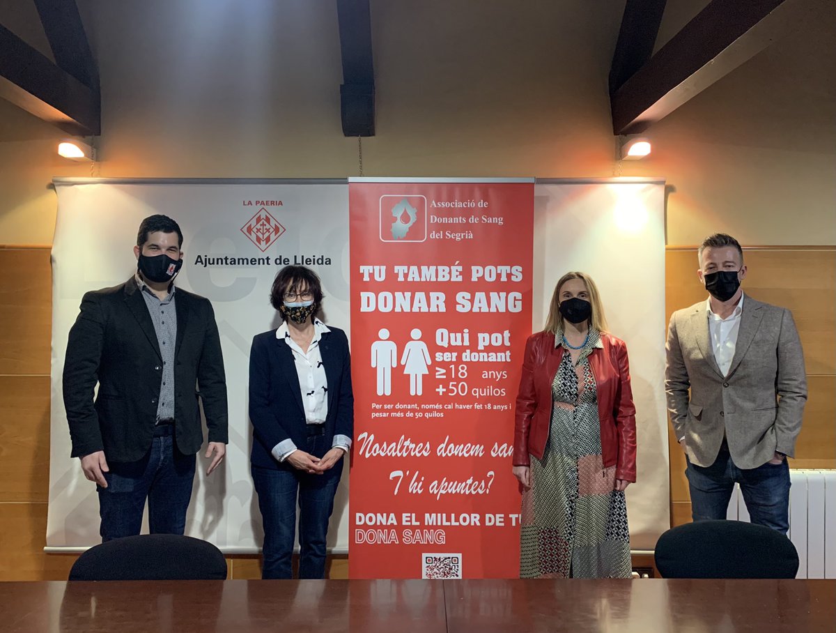 ercpaeria's tweet photo. La regidora de #Salut @montrosilda es reuneix amb l'Associació @donants_segria per parlar de la importància de la donació de sang (així com també de plasma i òrgans). En temps de #Covid, més que mai, @donarsang és donar el millor de tu 💪💉🩸 https://t.co/85ZfCvBZRG