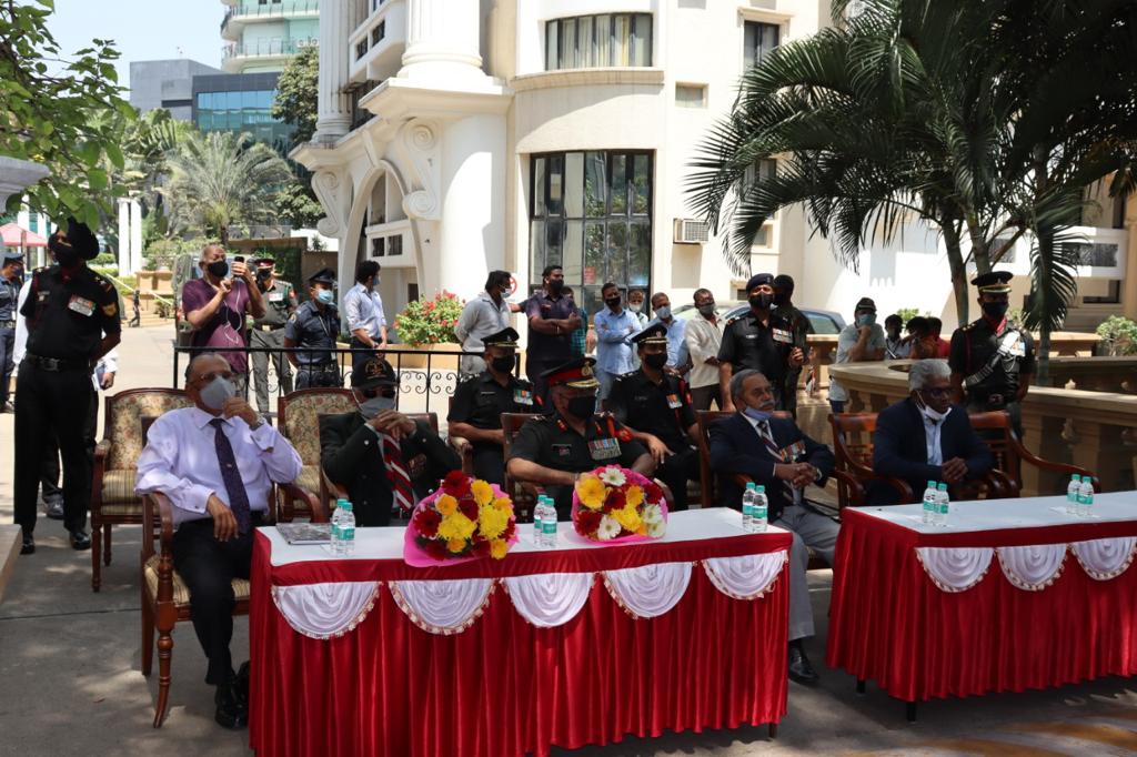 DefenceDirect's tweet photo. A 1971 war veteran Colonel Manoptkiu Mandappa Ravi (Retd), a recipient of the Vir Chakra, was honoured at his residence in Kormangla, Bengaluru on Monday. The felicitation was organised in connection with celebrations for #SwarnimVijayVarsh https://t.co/8EdPLJFSP9