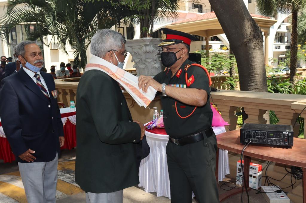 DefenceDirect's tweet photo. A 1971 war veteran Colonel Manoptkiu Mandappa Ravi (Retd), a recipient of the Vir Chakra, was honoured at his residence in Kormangla, Bengaluru on Monday. The felicitation was organised in connection with celebrations for #SwarnimVijayVarsh https://t.co/8EdPLJFSP9