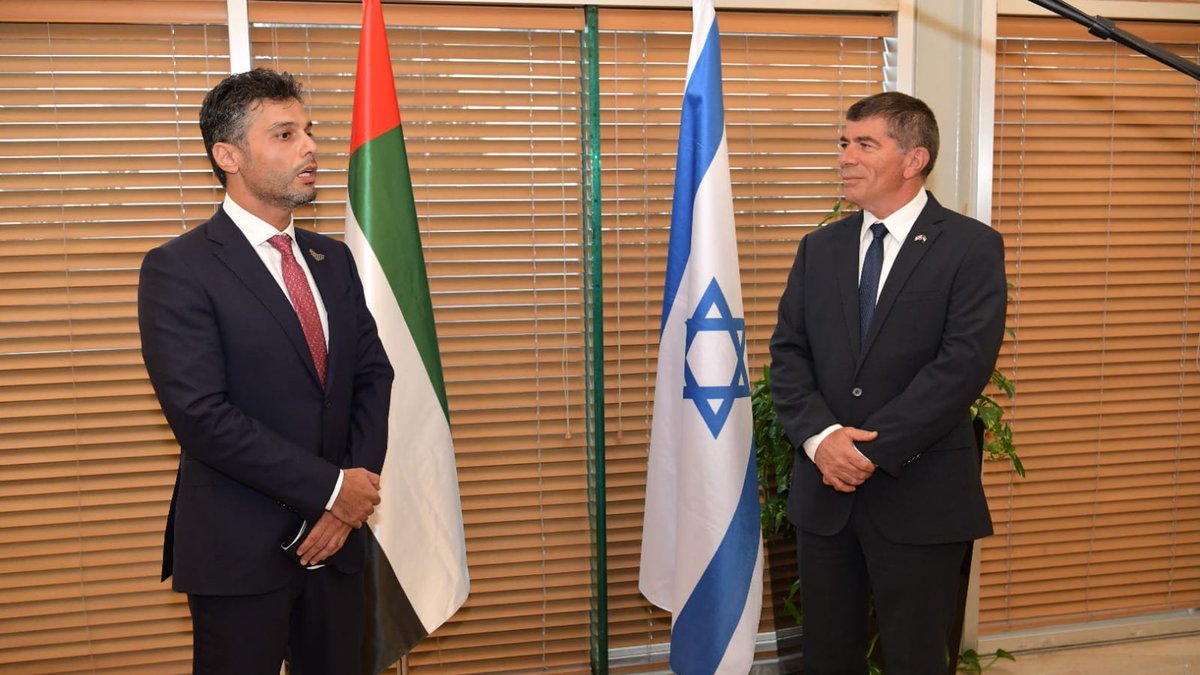 إسرائيل تغرد : وزير الخارجية الإسرائيلي غابي أشكينازي قال للسفير الإماراتي الأول لدى إسرائيل محمد محمود آل خاجة: “ه…