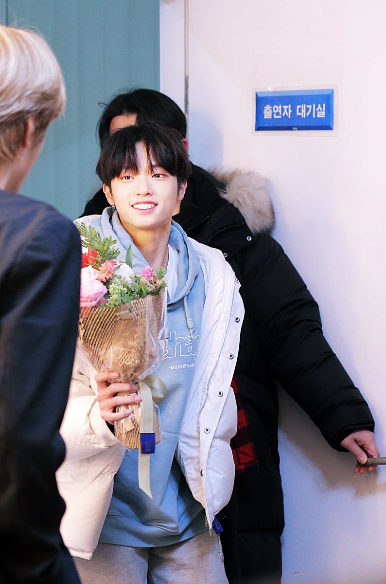 진짜로 꽃이 꽃을 들고있네... 

#손동표 #미래소년 #MIRAE
<a href="/official_MIRAE/">미래소년 (MIRAE) OFFICIAL</a>  <a href="/members_MIRAE/">미래소년 (MIRAE)</a>