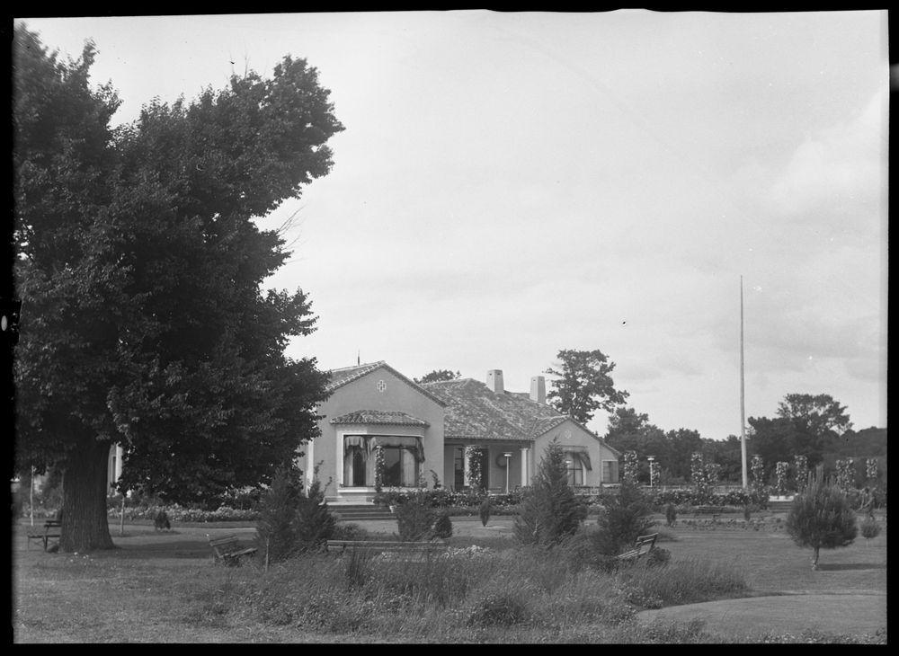 MadridAntiguo's tweet photo. Nostálgicas imágenes del bar, del salón social y del chalet, del Club de Campo de #Madrid, inaugurado hace 90 años. Obra de Luis Gutiérrez Soto (foto de Antonio Prast, 1930-1949, memoria de los barrios @memoriademadrid) https://t.co/aJ7LRk2oXM