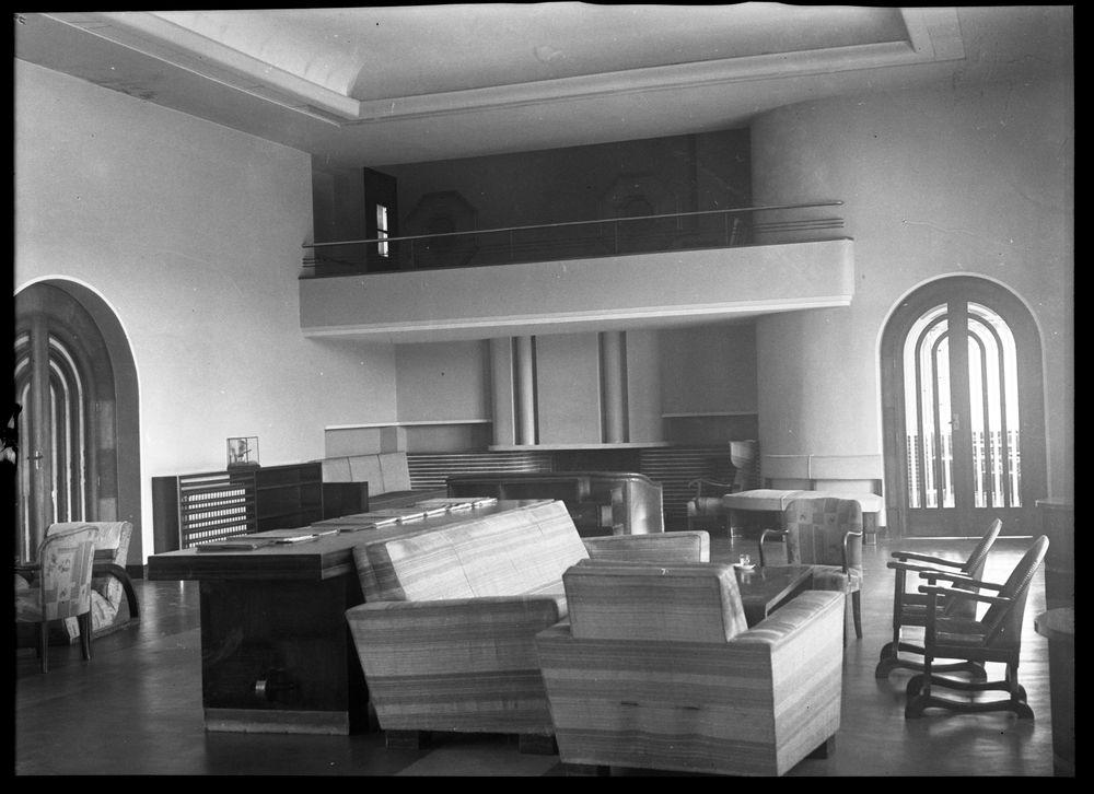 MadridAntiguo's tweet photo. Nostálgicas imágenes del bar, del salón social y del chalet, del Club de Campo de #Madrid, inaugurado hace 90 años. Obra de Luis Gutiérrez Soto (foto de Antonio Prast, 1930-1949, memoria de los barrios @memoriademadrid) https://t.co/aJ7LRk2oXM