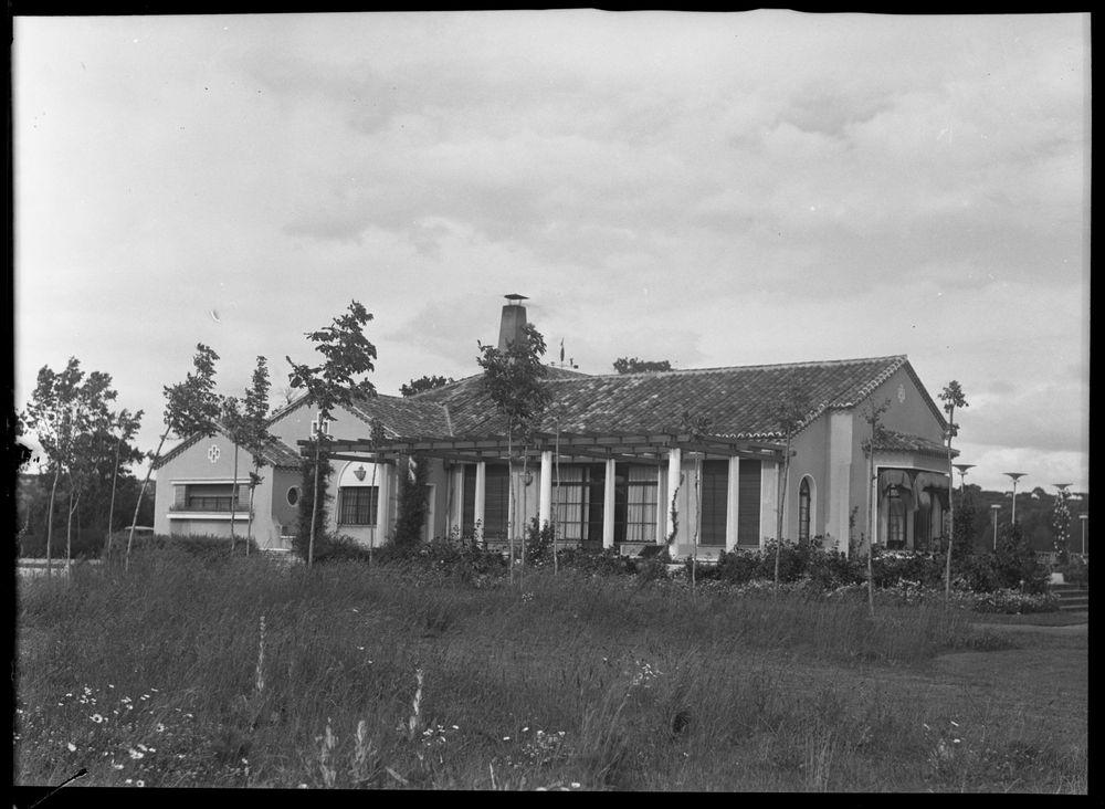 MadridAntiguo's tweet photo. Nostálgicas imágenes del bar, del salón social y del chalet, del Club de Campo de #Madrid, inaugurado hace 90 años. Obra de Luis Gutiérrez Soto (foto de Antonio Prast, 1930-1949, memoria de los barrios @memoriademadrid) https://t.co/aJ7LRk2oXM