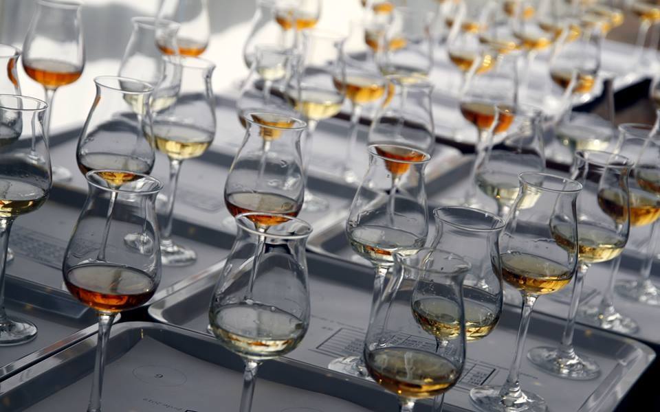 Il 38° Premio #Alambicco d’Oro è aperto, ancora una volta, a #distillerie e aziende vitivinicole che producono “grappe di fattoria”, ottenute con le loro vinacce da distillerie esterne. In palio medaglie Best Gold, Gold e Silver e due premi speciali 👉 bit.ly/PremioAlambicc….