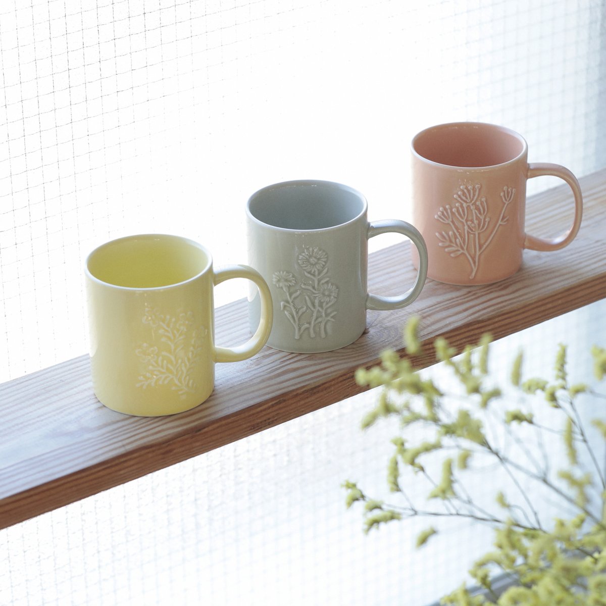 スタディオクリップ Studio Clipで人気のエンボス仕様のオリジナルマグカップ お花が立体的に浮き出るデザインなのでさりげなく持てるところが 電子レンジ 食洗機okで使い勝手もいいので 自宅にもオフィスにもぴったり 春らしい3色カラー展開で色