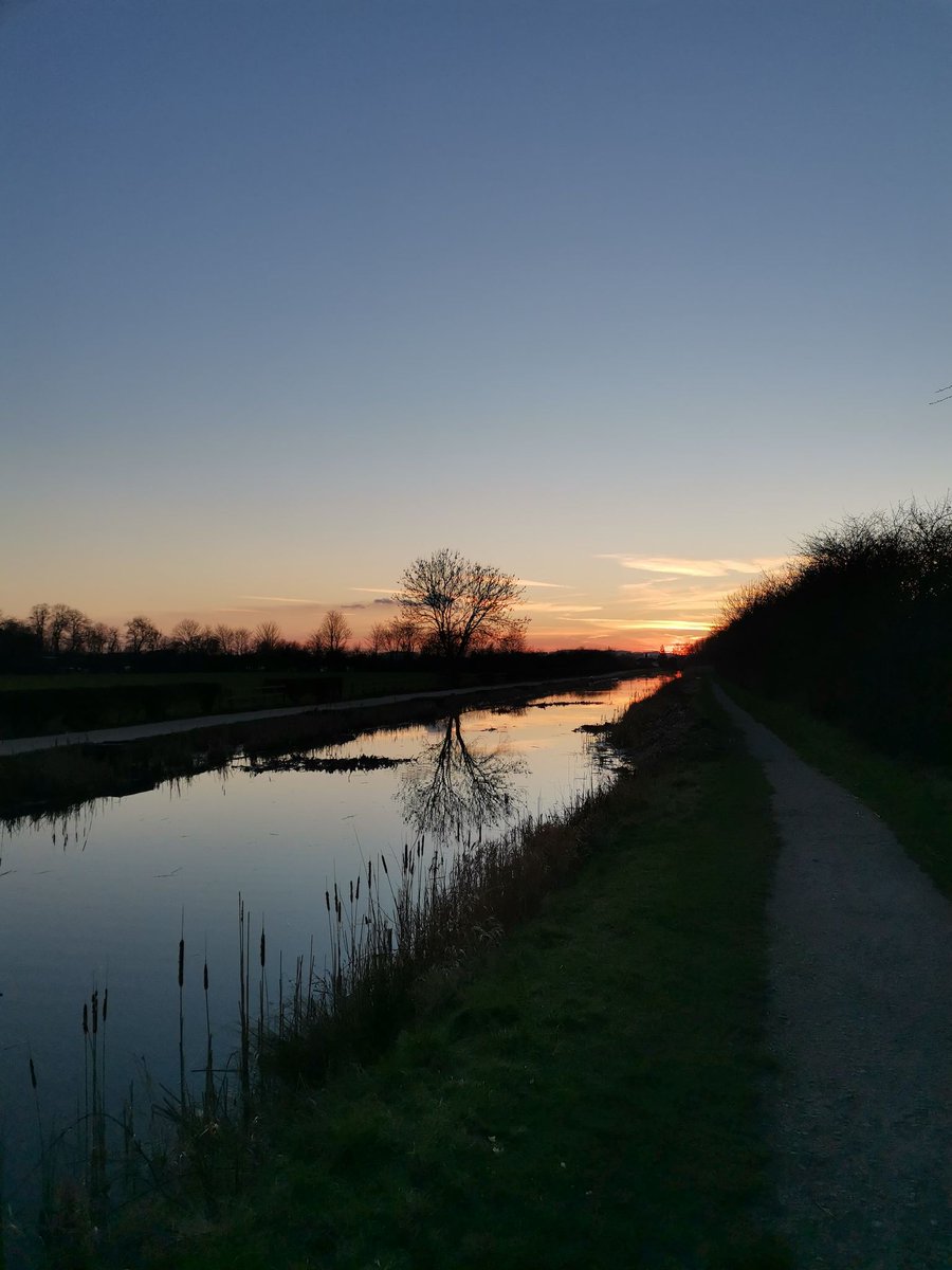 C_Ross_SportSci's tweet photo. Repost in case someone needs to hear it. I was convinced nothing would help my mood...but on Saturday I stepped out the house & was blessed with the most gorgeous sunset๐ If ALL you can manage is a short walk, it's an achievement #MentalHealth #minivictories #physicalactivity https://t.co/BraeVS0q1S