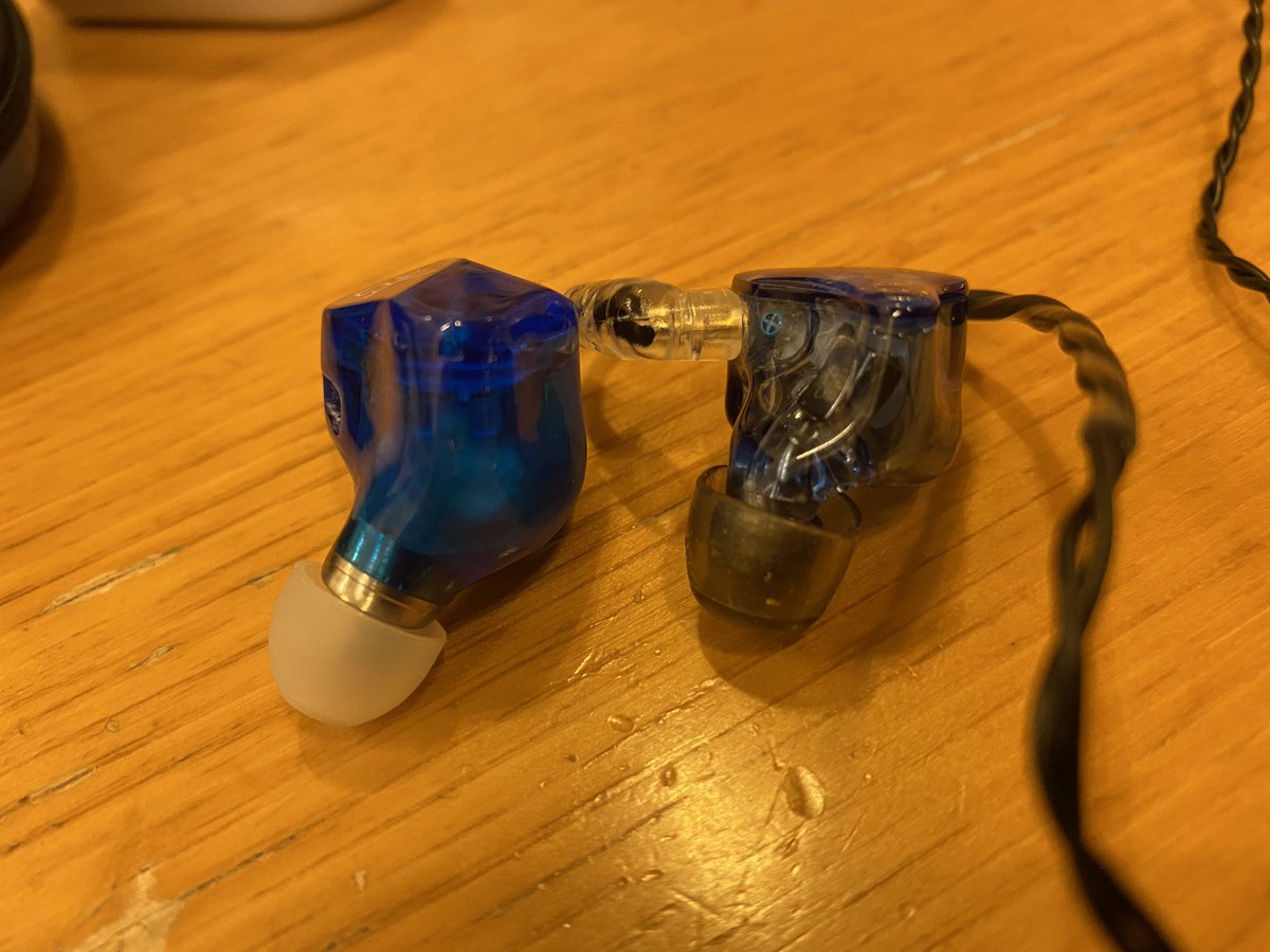 ne_ry2's tweet photo. マイニューギア
、、すごく、、おおきいです、、躯体が、、(比較qdc uranus)
有線、無線共に音は思ったよりよかった(無線はこれ初めてだから比較できないけど)
ガイド音声が好きな声優ばかりなので良き(*´ω｀*)
 #kpro01 https://t.co/f6hwiISkoj