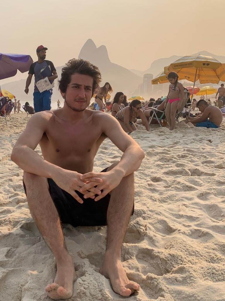 ThiagoSussekind's tweet photo. São 456 anos e eu amo esse lugar. 

🎶 Nós somos do Rio de Janeiro,
Cidade de praia e Carnaval... 🎶 

Se hoje não cogito morar definitivamente longe daqui, é porque quero me dedicar ao Rio. Os cariocas merecem mais.

Feliz aniversário, Cidade Maravilhosa! Nós vamos sair dessa. https://t.co/E4AqBuHU7N