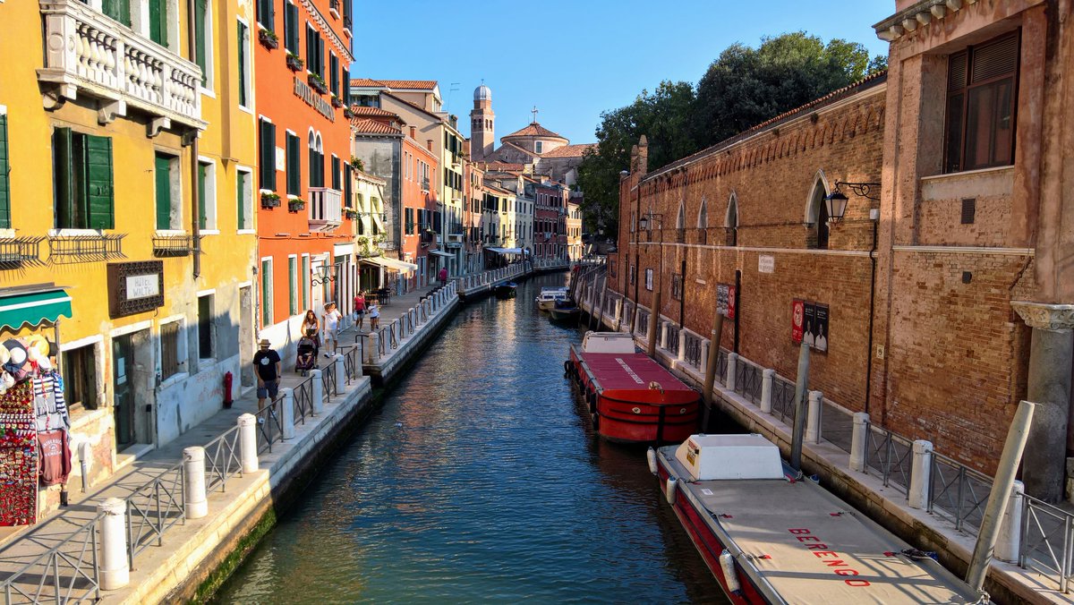 vinidocvenezia's tweet photo. Oggi è il #BatiMarso. Secondo la tradizione della #Serenissima Repubblica di #Venezia in questo giorno si festeggia il #Capodanno.
Questa festa segna un nuovo inizio, un nuovo anno che tutta la città vive con gioia e speranza.
#veneziadoc #1marzo #storia #tradizione https://t.co/jpbEJUe3t3