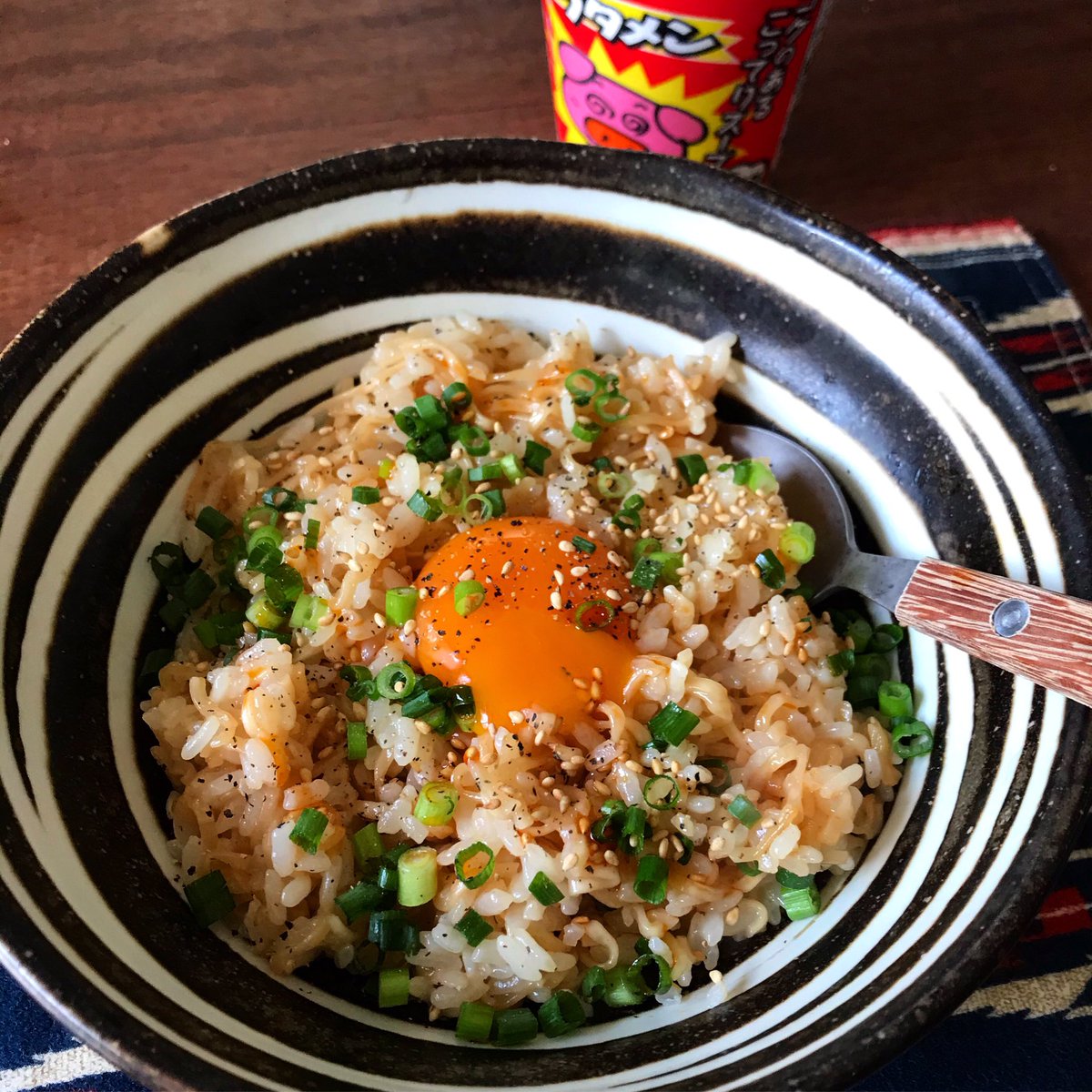 山本ゆり Syunkon レンジは600w ブタメン好きなら ブタメンライス ブタメン はご飯の味付けをするために生まれてきたんかと思う位おいしい 炒飯にしても味がばっちり決まります 今回は卵黄を絡めてみました 控えめな値段とサイズがまたご飯と