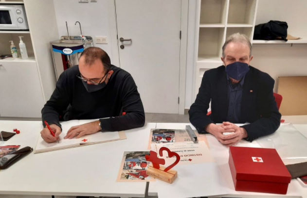 ccoocatalunya's tweet photo. Hem visitat el centre humanitari de @CreuRojaCAT on ens han lliurat la Distinció d'Honor de l'entitat en reconeixement a la col·laboracio ambel pla "Creu Roja RESPON" amb motiu de la pandèmia de la #COVID19 https://t.co/YUtH4isqxF