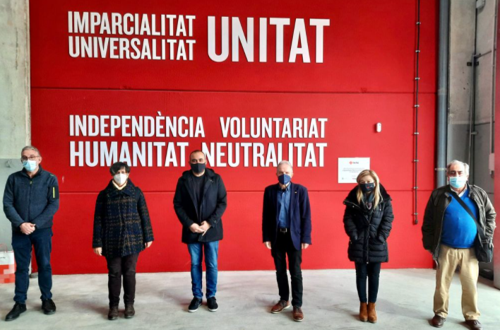 ccoocatalunya's tweet photo. Hem visitat el centre humanitari de @CreuRojaCAT on ens han lliurat la Distinció d'Honor de l'entitat en reconeixement a la col·laboracio ambel pla "Creu Roja RESPON" amb motiu de la pandèmia de la #COVID19 https://t.co/YUtH4isqxF
