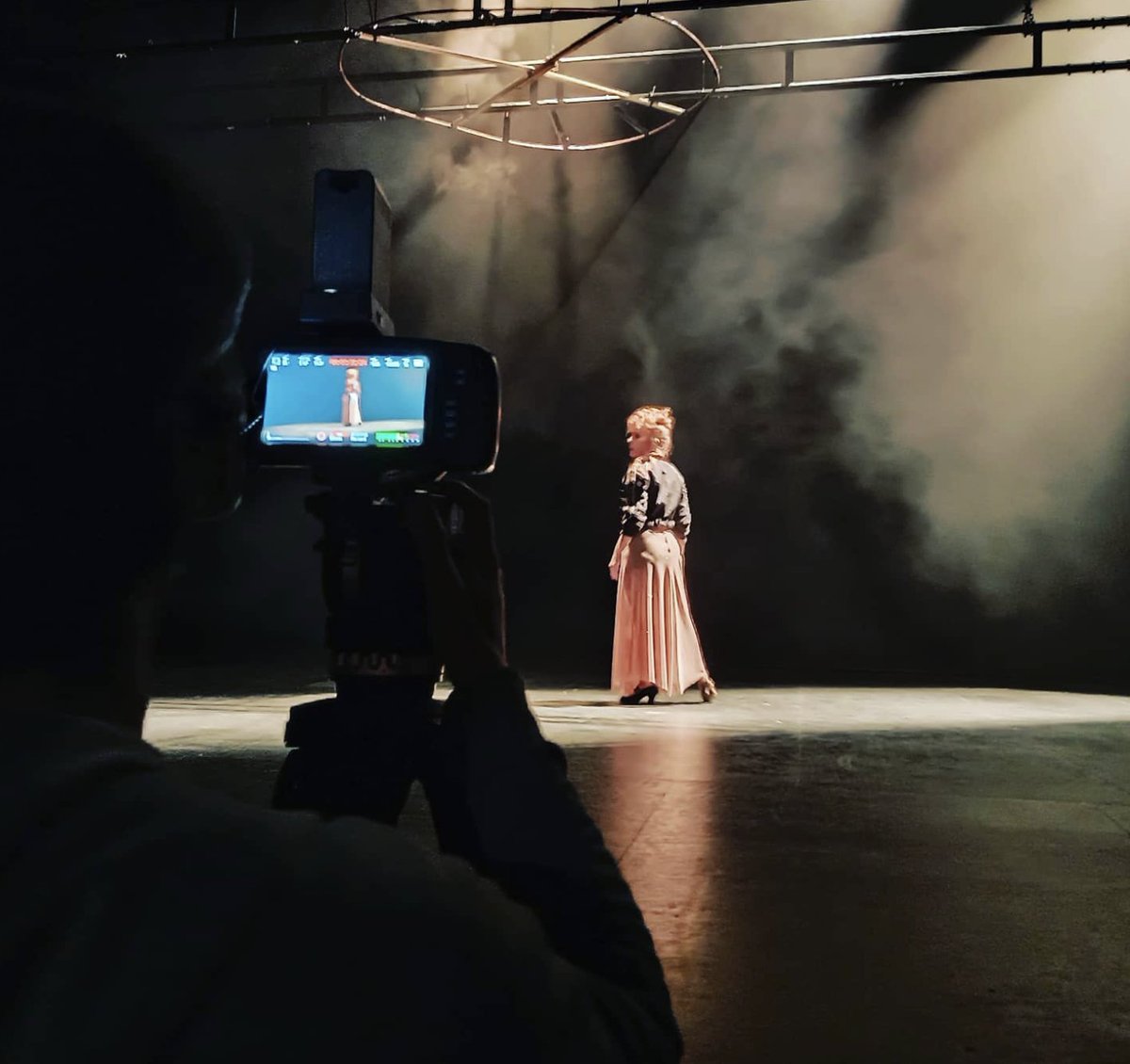 TeatroCuyas's tweet photo. Momentos del ensayo del espectáculo de María Juncal, que se celebró este fin de semana en el Teatro Cuyás con todo el público en pie para agradecer a la bailaora canaria que dejase el alma sobre el escenario. #lavidaesunromance #mariajuncal #flamenco #CulturaSegura https://t.co/UWQ7zHfk7w