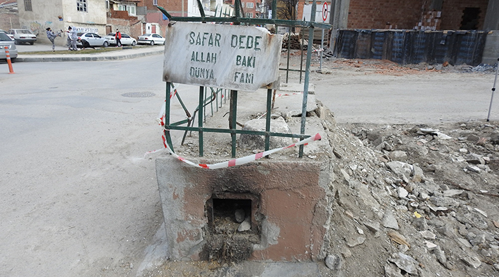 BirGun_Gazetesi's tweet photo. Çorum'da 100 yıldır başında dua edilen iki türbe de boş çıktı
https://t.co/ieN5gmIVgf https://t.co/TYQjc4Z53c