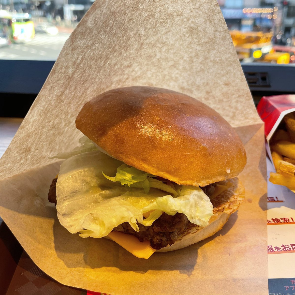 sthkzn's tweet image. Wendy’s First Kitchen
今更ですが先週のお昼。
「ウェンディーズバーガーUSA」、美味しく頂きました。
でも、メニューの写真と違いすぎる。
#wendys #wendysfirstkitchen #firstkitchen #wendysburgerusa #hamburger #lunch #shinjuku #ウェンディーズ #昼食 #ランチ #新宿